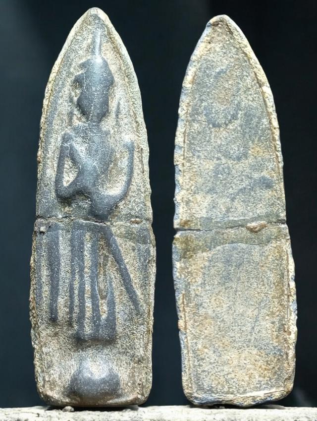 พระร่วงเถรกวาดลานเนื้อชินเขียว สุโขทัย สนิมไขปานดำครบสูตรเก่าถึงยุค สภาพสุดคลาสสิค