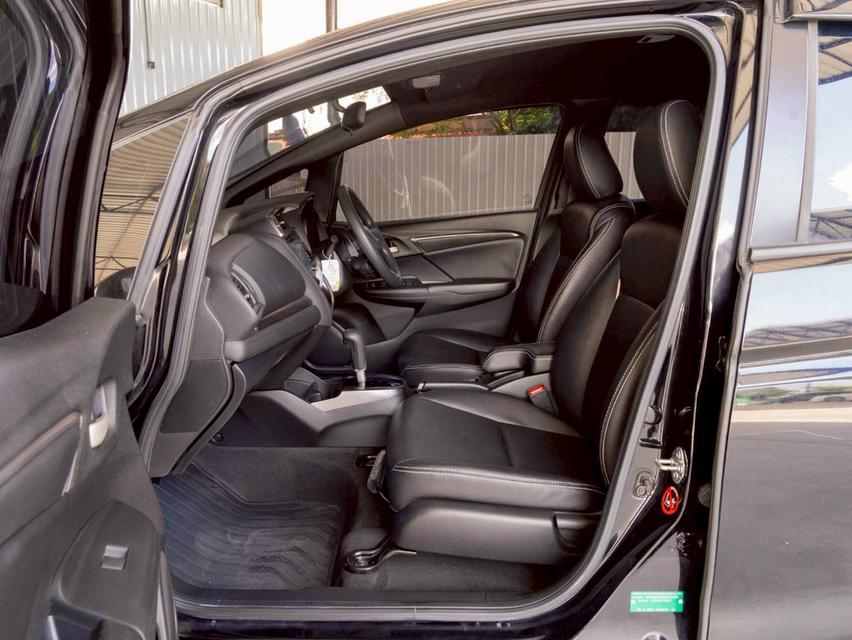 Honda Jazz 1.5RS ปีจด 2019 เข้าศูนย์ทุกระยะ 15