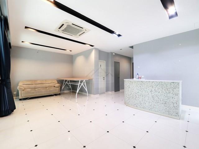 ขายโฮมออฟฟิศสไตล์โมเดิร์น 4 ชั้น DISTRICT ดิสทริค เอกมัย-รามอินทรา (รามอินทรา 40) ชุดเฟอร์ ระบบแอร์, ระบบ LAN และ Wi-Fi  3