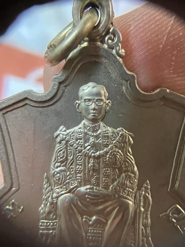 เหรียญในหลวง ร.9 นั่งบัลลังค์ ครองราชย์ 50 ปี พ.ศ.2539 เนื้ออัลปาก้า ของแท้100% ไม่เคยผ่านการใช้งานพระเครื่อง พระแท้ หลวงปู่ หลวงพ่อ พระเหรียญ พระเกจิ