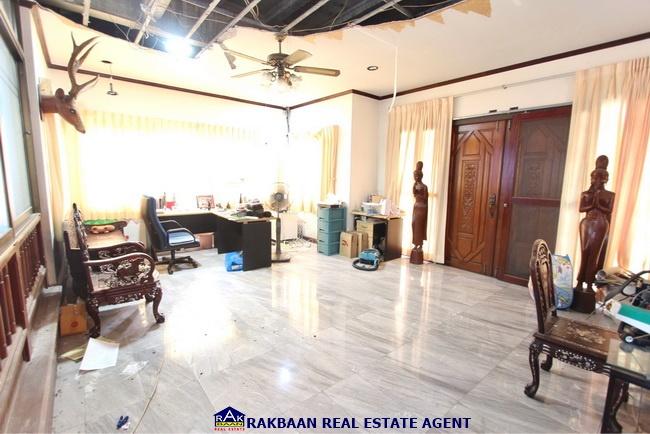 ขายบ้านลดาวัลย์ ปิ่นเกล้า 267 ตร.ว. หลังมุม 5 นอน 4 น้ำ 1 ห้องเมท จอดรถ 6 คัน 4