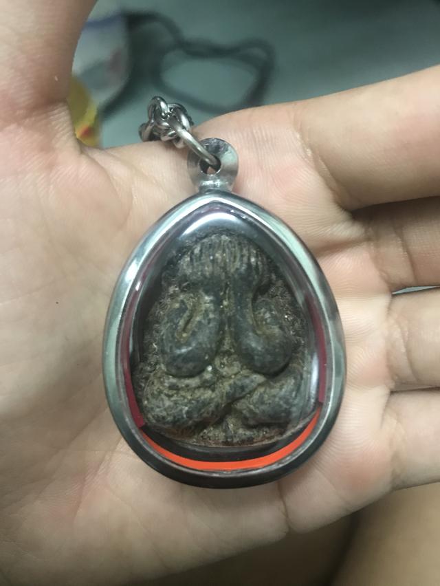 พระปิดตาหลวงปู่ทิม วัดละหารไร่ ฝังพลอยด้านหลัง