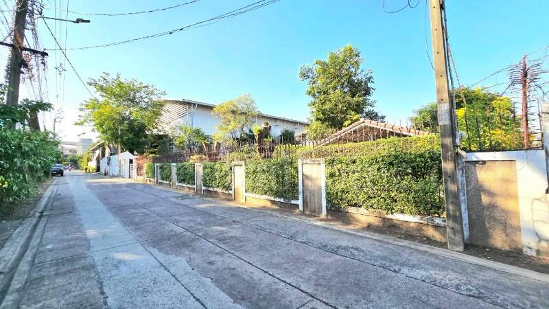 บ้านเดี่ยว 2 หลัง พื้นที่ 387 ตร.วา ซอย ติวานนท์ 46 ใกล้รถไฟฟ้าสายสีชมพู 3