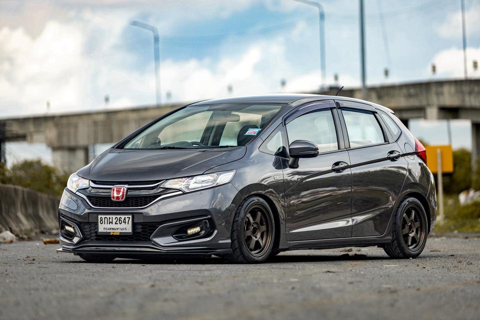 🔥 HONDA JAZZ GK V+ ปี 2019 — ไมล์ 7 หมื่นโล แต่งหล่อพร้อมใช้! 🔥Honda Jazz GK 1.5 V+ CVT ปี 2019สีเทา รูปย่อยที่ 3