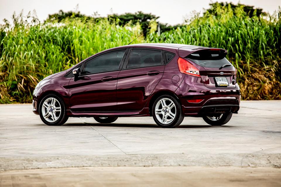 Ford Fiesta 1.5 Sport 5 ประตู สีแดง เกียร์ออโต้ ปี 2013 มือเดียวป้ายแดง 9