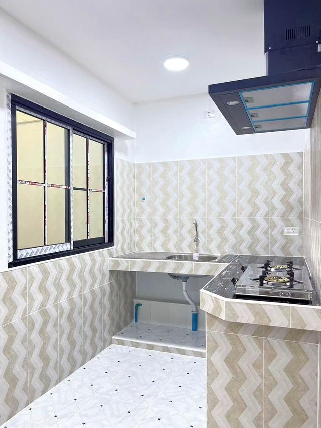 หมู่บ้านบัวทองธานี ฝั่งตรงข้ามสมบัติบุรีทาวน์เฮ้าส์  2 ชั้น  บ้านไล่ระดับ เพดานสูงโปร่ง ตกแต่งใหม่พร้อมอยู่ 11