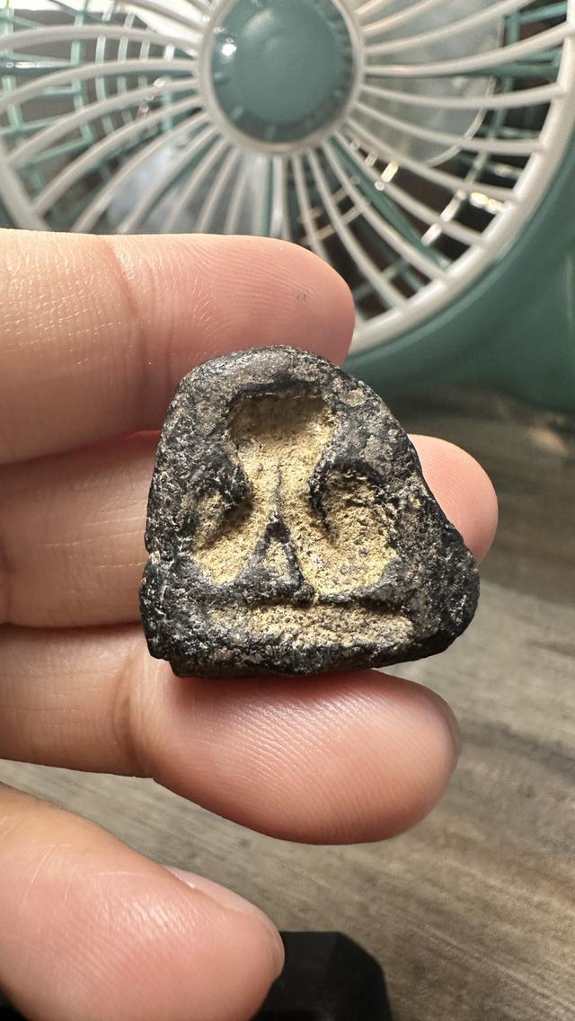 พระปิดตาเนื้อดิน หลังแบบ รูปที่ 2