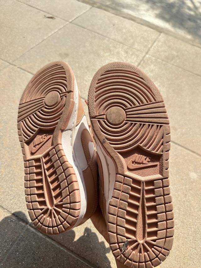 รองเท้า Nike Dunk Low สีชมพู รูปที่ 4