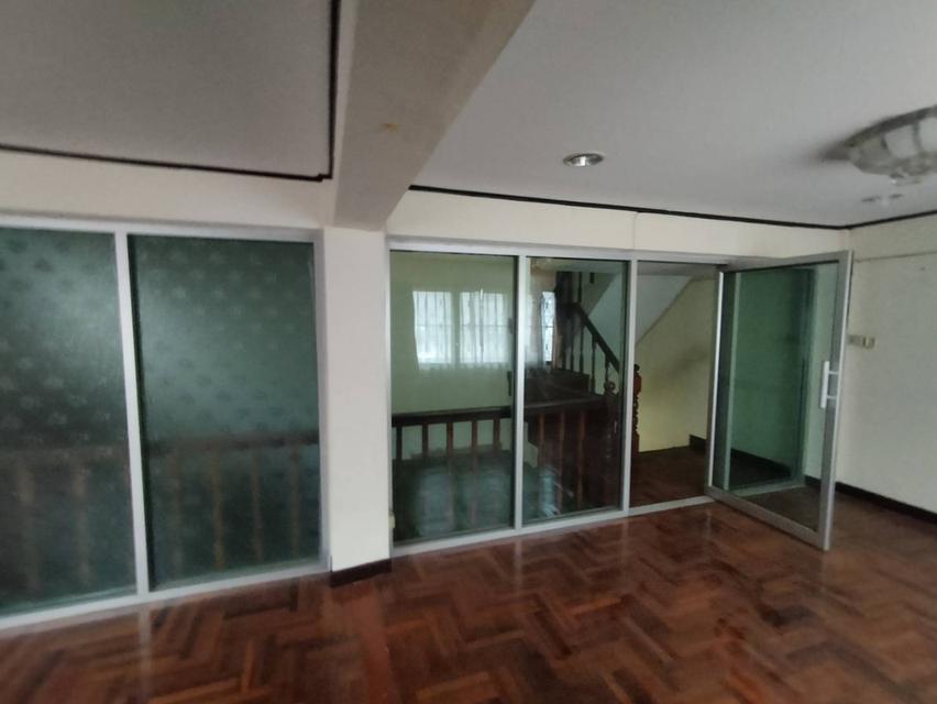 อาคารพาณิชย์3ชั้นครึ่ง  ถนนนวมินทร์  สอบถามโทร.082-441-7954 Kใหม่ 10