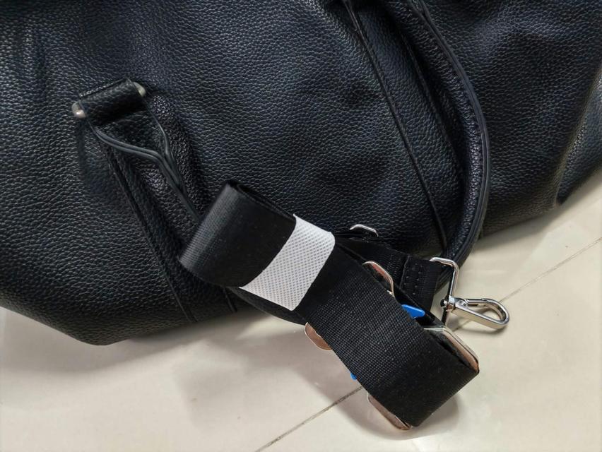 กระเป๋าเดินทางทรง Duffle หนังสีดำ