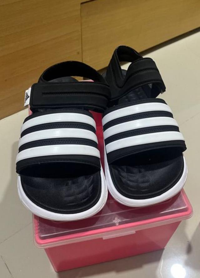 รองเท้าแตะรัดส้น Adidas  1