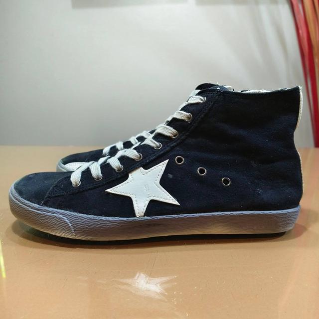 Golden Goose Deluxe BrandMen’s Suede High Top SneakersMade in Italy 🇮🇹 Size. EUR 41/27 cm⭐️⭐️⭐️⭐️ Pre-owned/ Good Condition🔥 Price : 1,250฿