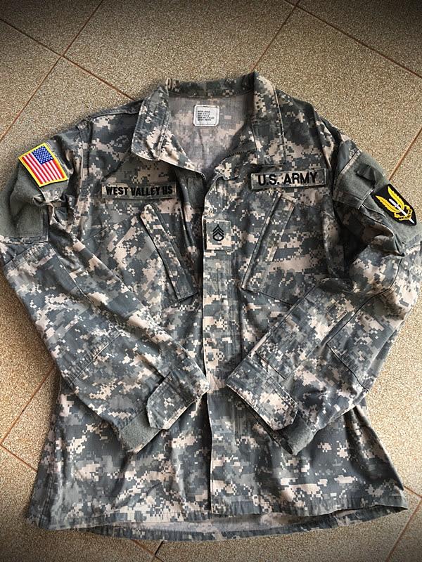 13) เสื้อลายพรางของทหารอเมริกัน ดีไซน์เป็นแบบ Micro-pattern ลายดิจิตอล ACU