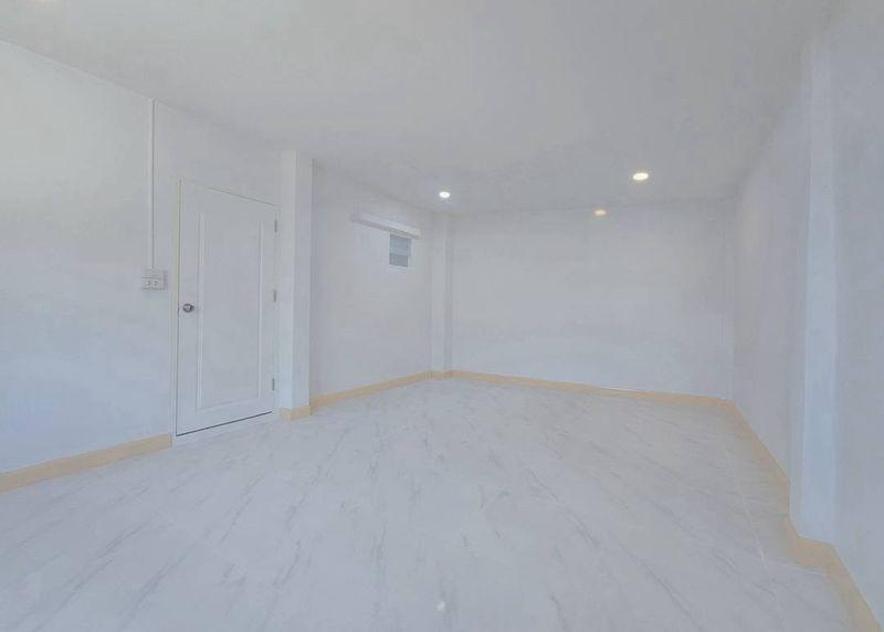 หมู่บ้านบัวทองธานีพาร์ค  (ตรงข้ามสมบัติบุรี) นนทบุรีทาวน์เฮาส์ 2 ชั้น หลังมุมใน  มีพื้นที่ระเบียงนั่งพักผ่อนหรือจัดสวนเล็กๆ ได้ ตกแต่งใหม่พร้อมอยู่ 13