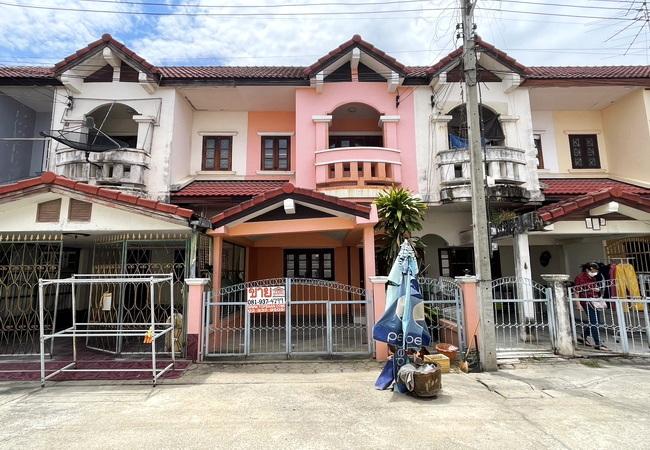 ขายทาวน์เฮ้าส์ หมู่บ้านชลธารทอง ซอยบ่อพลับ 9 เนื้อที่ 20 ตร.ว. บ้านสวย พร้อมอยู่