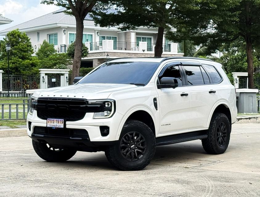 Ford Everest 2.0 Bi-Turbo Titanium+ 10AT 4×4 ปี 2024 สีขาว พร้อมของแต่งเป็นแสน