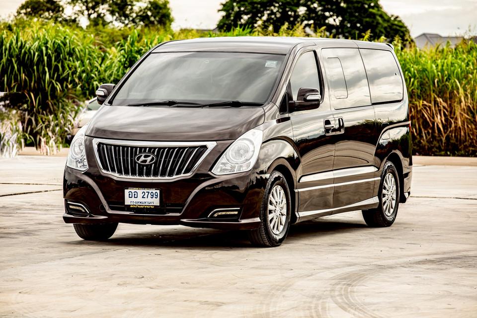 Hyundai H-1 ELITE 2.5 ดีเซล ปี 2016 สีน้ำตาล มือเดียวป้ายแดง 