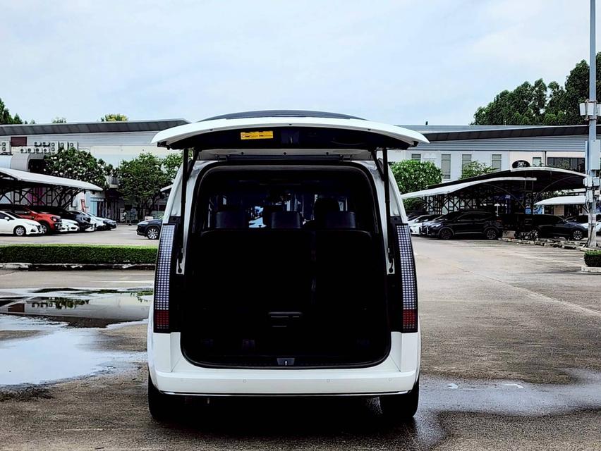 รหัสรถ PEAT911 🚐🚙HYUNDAI STARIA PREMIUM (SUNROOF) สีขาว ภายในดำ ปี 23