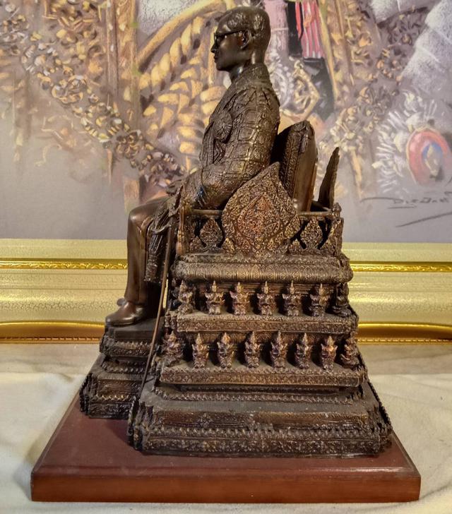 รูป 48.พระบรมรูปหล่อในหลวงรัชกาลที่9 พระบาทสมเด็จพระปรมินทรมหาภูมิพลอดุลยเดช ทรงประทับบนพระที่นั่งราชยานพุดตานทอง  6
