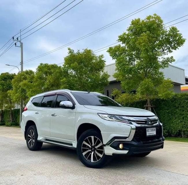 Mitsubishi Pajero สีขาวมือสอง