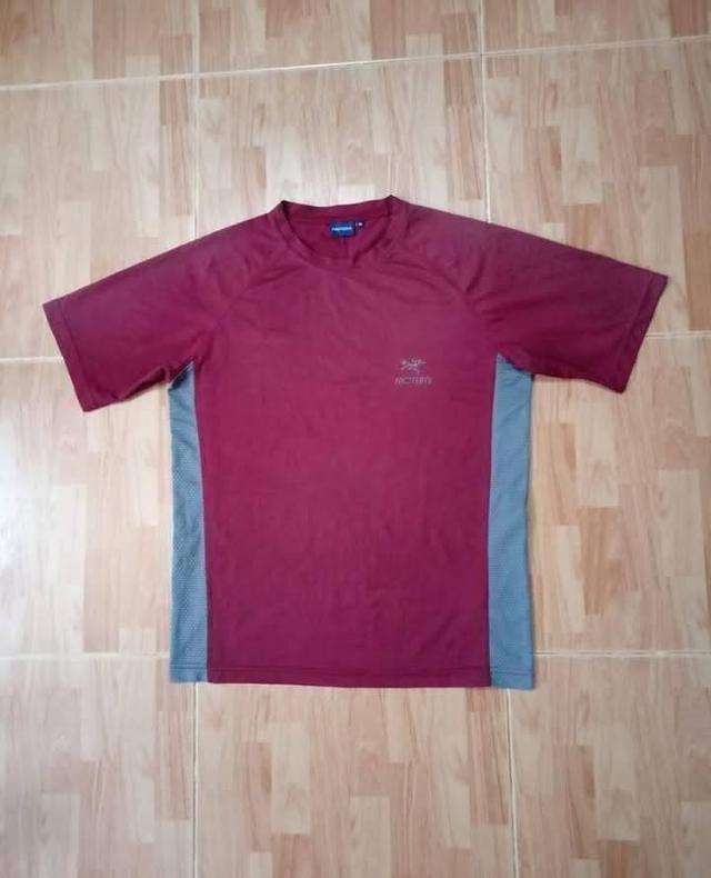 ARC'TERYX เสื้อยืดงานญี่ปุ่น ผ้าโพลีมีลายในตัว สีทูโทน ปักแบรนด์หน้าอก สภาพดี ไม่มีตำหนิเปื้อนขาด
