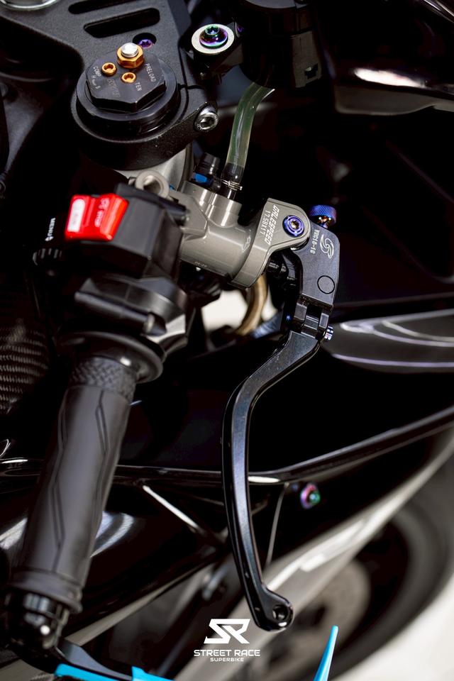 YAMAHA R1 จดทะเบียน 2021 สีดำทรงหล่อๆ รูปที่ 3