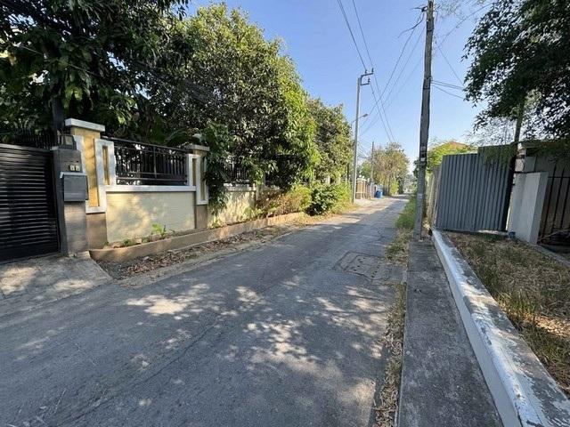 ขายที่ดินพร้อมสิ่งปลูกสร้าง 100 ตารางวา โยธินพัฒนา 1  ใกล้เลียบทางด่วนรามอินทรา ทำเลดีมาก เหมาซื้อสร้างบ้าน จากถนนประดิษฐ์มนูธรรมถึงแปลงที่ดินเพียง 50 4