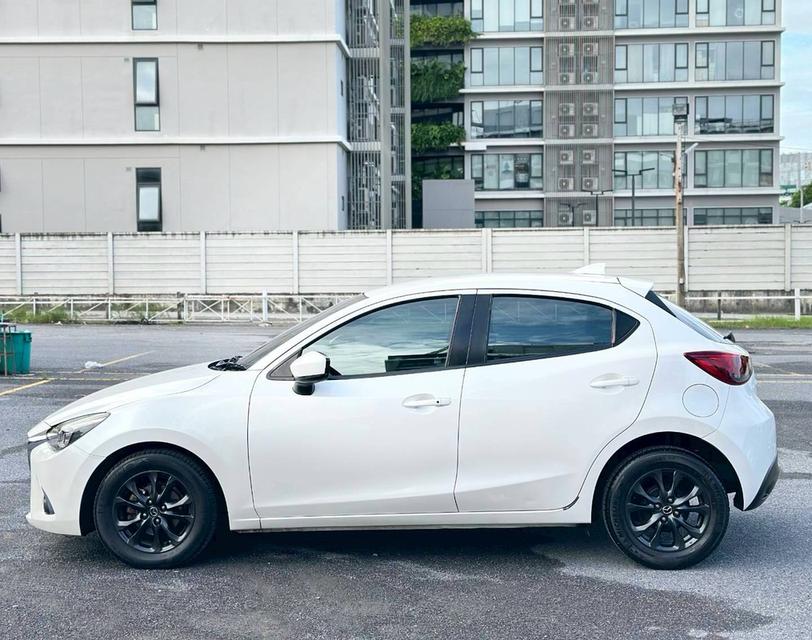 Mazda2 Skyactive 1.3 Sport High connect hatchback เกียร์ Auto สีขาวมุก ปี2018 7