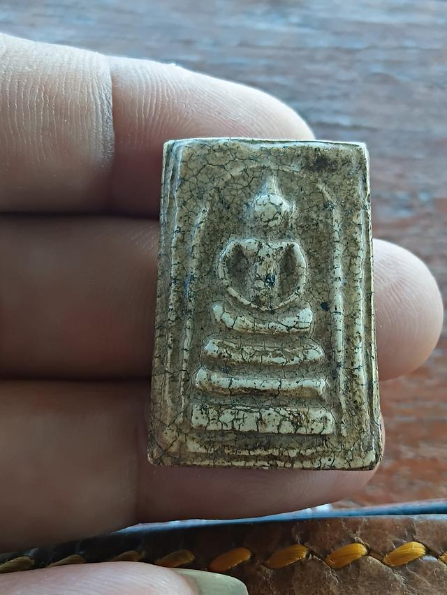 พระสมเด็จวัดระฆังพิมพ์อกครุฑเศียรบาตร
