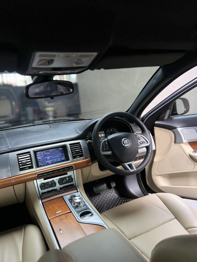 Jaguar XF 2.2D 7