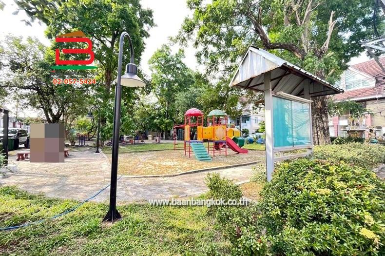 ทาวน์โฮม หมู่บ้าน เมอริทเพลส (ลาดพร้าว 87 แยก 10) เนื้อที่ 18.8 ตรว. ใกล้CDC เลียบด่วน ถนนลาดพร้าว แขวงวังทองหลาง เขตวังทองหลาง 11