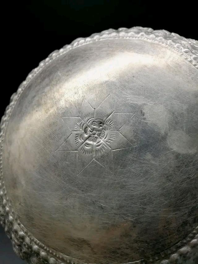 ขันเงิน เงิน 70-80% เงินดี ลายโบราณบาย 12 นักษัตริย์ เจ้าของขัดมาแล้ว ไม่รั่ว ไม่ซ่อม กว้าง 7.5" หนัก 276.6 กรัม ราคา 4,800 บาทรวมส่ง รูปที่ 5