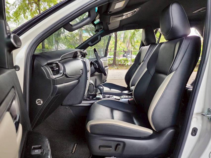 ขายรถ Toyota Fortuner 2.8 Legender 4WD ปี 2022 สีขาว เกียร์ออโต้ 12