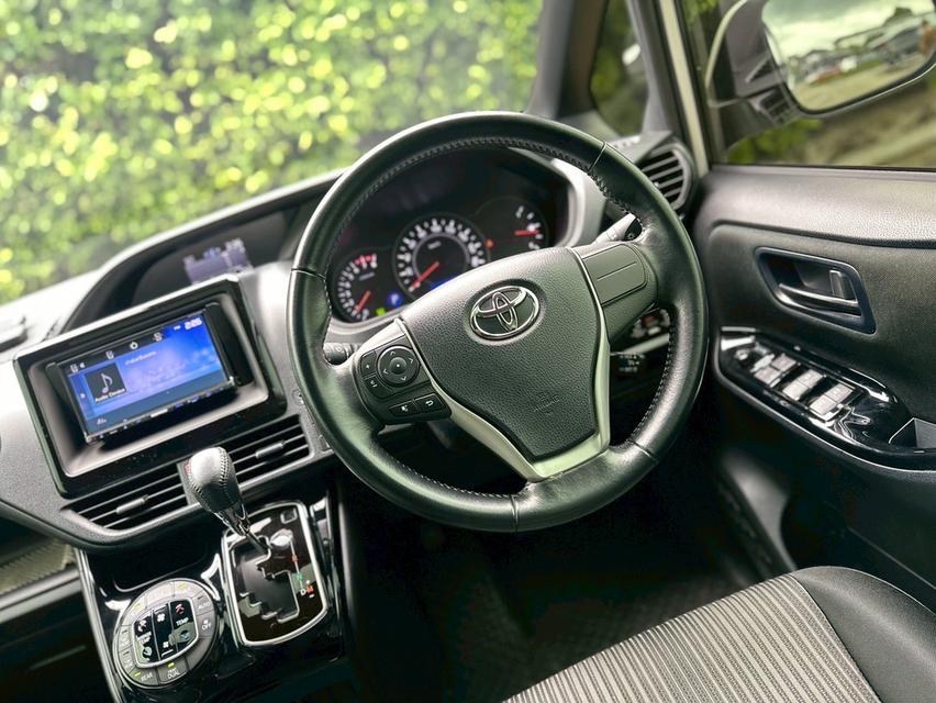 TOYOTA VOXY 2.0 ZS MPV  16