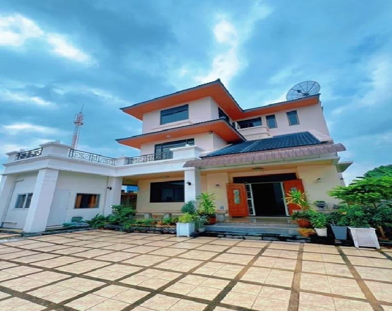 ให้เช่าบ้านเดี่ยว 3 ชั้น หลังใหญ่ พื้นที่ดิน 111 ตารางวา ซอยลาดพร้าว 93 ไม่มีเฟอร์นิเจอร์ / แอร์ 7 เครื่อง จอดรถได้ 4 คัน อยู่อาศัย หรือ เป็นสำนักงาน 1