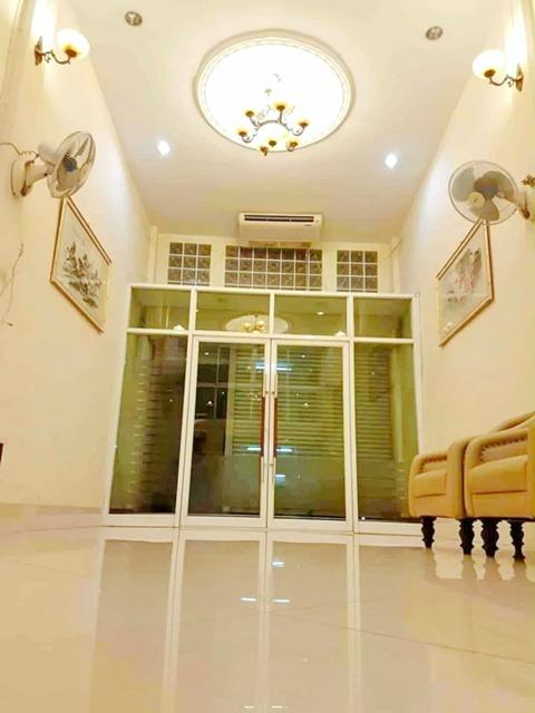 สนง.เขตจอมทอง 600 ม.ตลาดสดโอ๋เอ๋ 300 ม. รพ.บางปะกอก 9 ให้เช่าอาคารพาณิชย์ 3.5 ชั้น 2 นอน 2 น้ำ ตกแต่งสวยพร้อมเฟอร์ฯ 19 ต 8