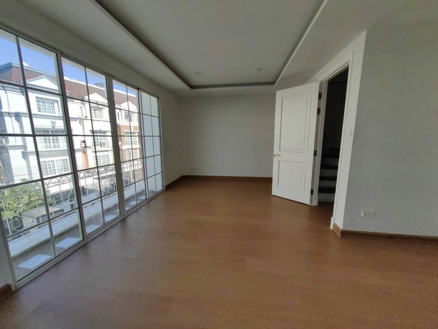 ให้เช่าโฮมออฟฟิศ 4 ชั้น Plus Park Avenue  ลาซาล-ศรีนครินทร์  สิ่งแวดล้อมดี ใกล้ BTSแบริ่ง และMRTศรีลาซาล 7