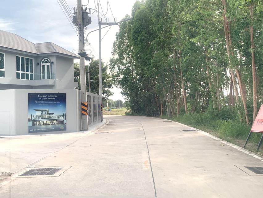 ขายที่ดินใกล้ถนนข้าวหลาม แบ่งขาย 6ไร่ ติดทาง 2ด้าน ตรงข้ามโรงเรียนสารสาสน์วิเทศบูรพา ที่ดินเข้า-ออกได้หลายทาง แบ่งขาย 6ไร่ ไม่ต้องถมทำเลที่พักอาศัย 1