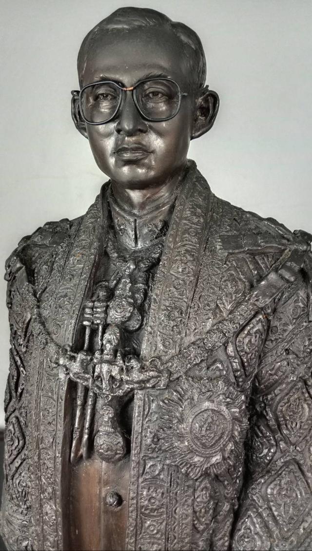 556.พระบรมรูปหล่อในหลวงรัชกาลที่9 พระบาทสมเด็จพระปรมินทรมหาภูมิพลอดุลยเดช(รมดำ) พร้อมใบสำคัญกำกับพระบรมรูป