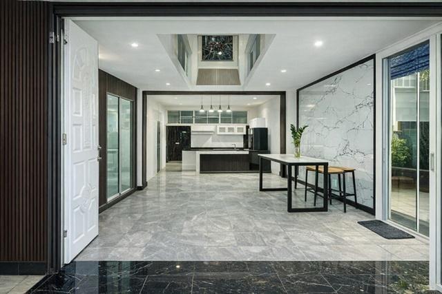 เอ็มควอเทียร์ 1 กม. 200 ตร.ม. 17 ตร.ว. ใกล้ BTS ทองหล่อ 700 ม. ทาวน์โฮม 3 ชั้น 3 นอน 4 น้ำ 3