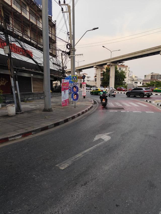 ขายหรือให้เช่าตึกแถว แยกอุดมสุข ไม่มีจอดรถ แต่จอดปั้มใกล้ๆ ติดถนนใหญ่ ใกล้บีทีเอส 5