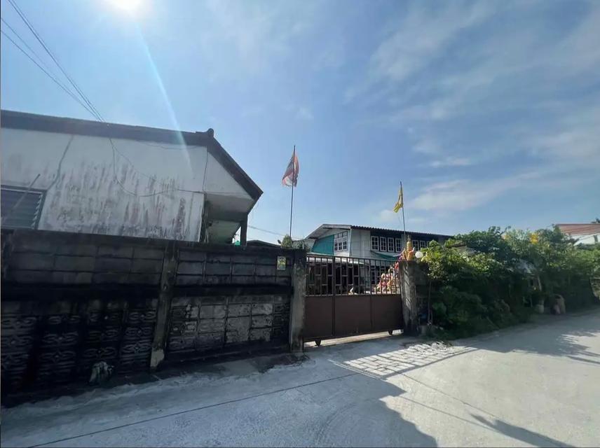 ขายด่วน ที่ดินแถมสิ่งปลูกสร้าง ขายต่ำกว่าราคาประเมิน  ตั้งอยู่ ซอย #รามอินทรา47(ซอยสาคร) #แขวงท่าแร้ง #เขตบางเขน #กรุงเทพฯ  ขนาด218ตารางวา มีหน้ากว้า 1