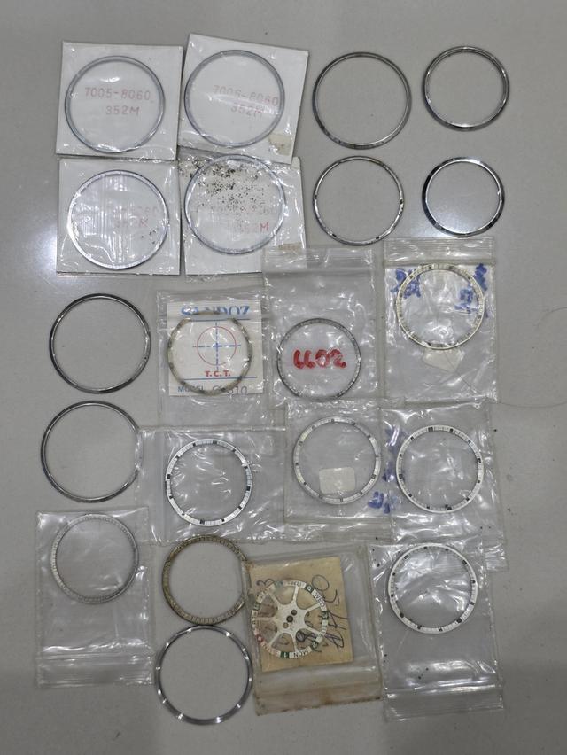 A.อะไหล่ ขอบ นาฬิกา คละยี่ห้อ คละขนาด เหมาๆ ทั้งหมด WATCH PARTS ALL ของเก่าเก็บ สวยหายากรุ่นเก่า ขายตามสภาพ พร้อมส่ง