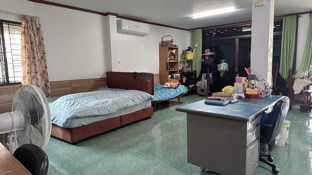 ขายบ้าน2ชั้นติดทะเลอยู่ห่างหาดประมาณ100เมตร(โรงโป๊ะฝั่งทะเล)เนื้อที่ 34 ตรว. 2ห้องนอน 2ห้องน้ำ ซอยบางละมุง6กับซอย8 จ.ชลบุรี 2