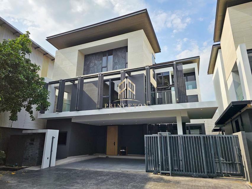 Luxury House For Sale The Urban Reserve Rama 9 with a private swimming pool,  conveniently located near Airport Rail Link Hua Mak Station. 2