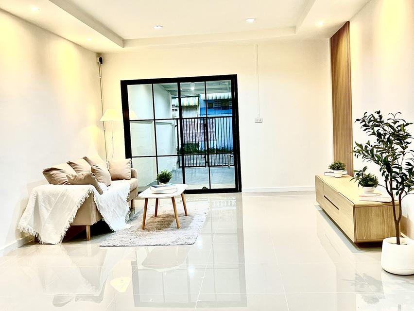 ขายบ้านทาวน์เฮาส์รีโนเวทใหม่ "หน้าบ้าน-หลังบ้านไม่ติดกับใคร" ความเป็นส่วนตัวระดับ 10 เต็ม 10! ✨  📍 พหลโยธิน 52 แยก41(สะพานใหม่) - เดินทางง่าย ใกล้BTS 3