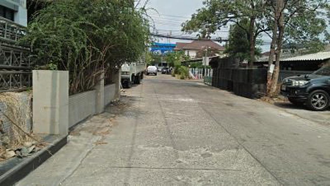Sale Land with old Building 4 storey closed road in the soi  1