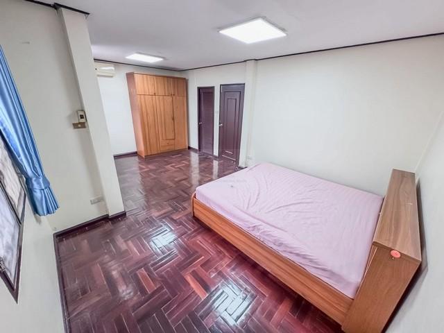 ให้เช่าทาวน์โฮม 2 ชั้น 4 ห้องนอน ซอยประชาราษฎร์บำเพ็ญ 20 ห้วยขวาง พร้อมเฟอร์นิเจอร์ ทำออฟฟิศได้ 7