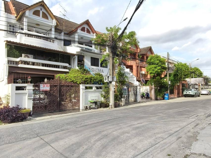 ขายบ้านสุขุมวิท71 ปรีดีพนมยงค์14 ทาวน์โฮมหลังมุม 3ชั้น ที่ดิน 39ตร.ว 5ห้องนอน ใกล้รถไฟฟ้าBTSพระโขนง เอกมัย ถนนกว้าง Sukhumvit 71 Ekkamai 0879074045 1