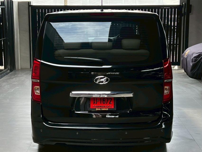 Hyundai H-1 2.5 Touring Van 10